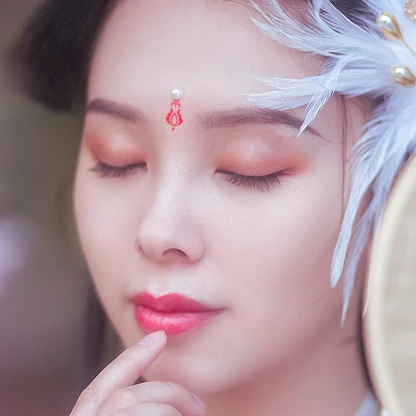 粉色桃花拂面帶團扇女生頭像，唯美古風真人頭