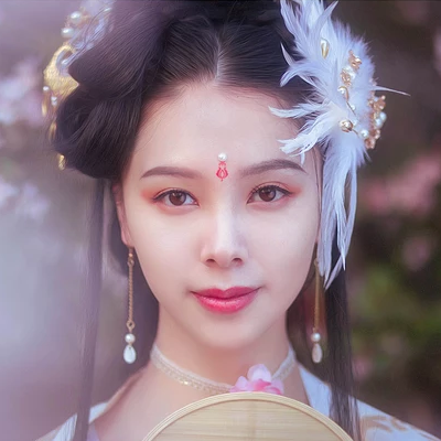 粉色桃花拂面帶團扇女生頭像，唯美古風真人頭