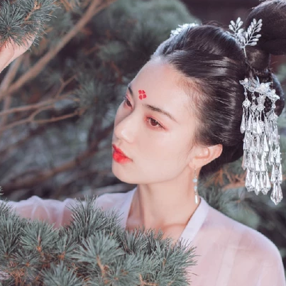 淡雅紅妝帶團(tuán)扇女生頭像，唯美古風(fēng)真人頭像