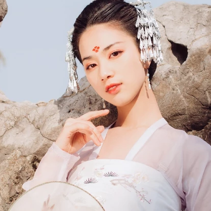 淡雅紅妝帶團扇女生頭像，唯美古風真人頭像