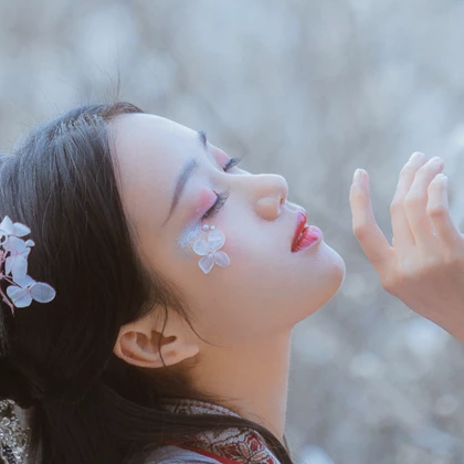 花落傷感喝酒女生頭像，唯美古風真人頭像