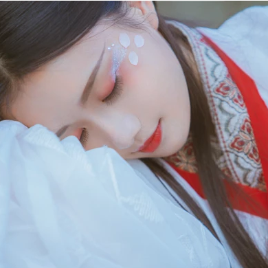 花落傷感喝酒女生頭像，唯美古風真人頭像