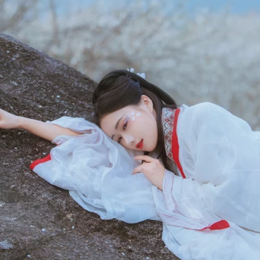 花落傷感喝酒女生頭像，唯美古風真人頭像