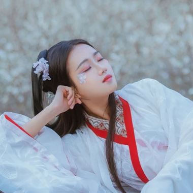 花落傷感喝酒女生頭像，唯美古風真人頭像