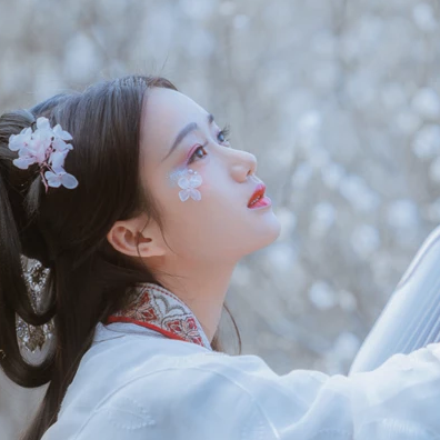 花落傷感喝酒女生頭像，唯美古風真人頭像