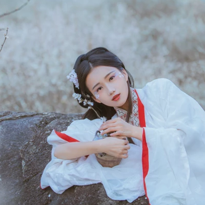花落傷感喝酒女生頭像，唯美古風真人頭像