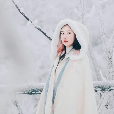 白雪紛飛女生頭像，唯美古風真人頭像