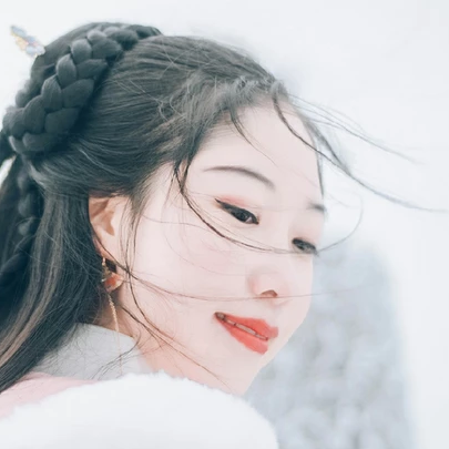白雪紛飛女生頭像，唯美古風真人頭像
