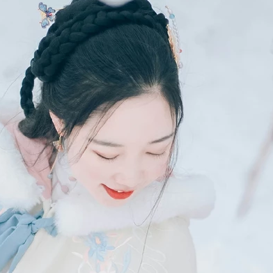 白雪紛飛女生頭像，唯美古風真人頭像
