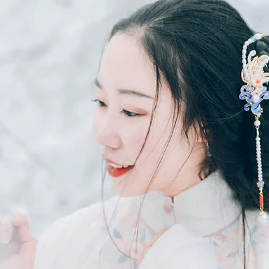 白雪紛飛女生頭像，唯美古風真人頭像