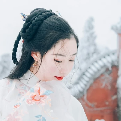 白雪紛飛女生頭像，唯美古風真人頭像