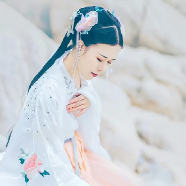 朦朧仙緣女生頭像，唯美古風真人頭像