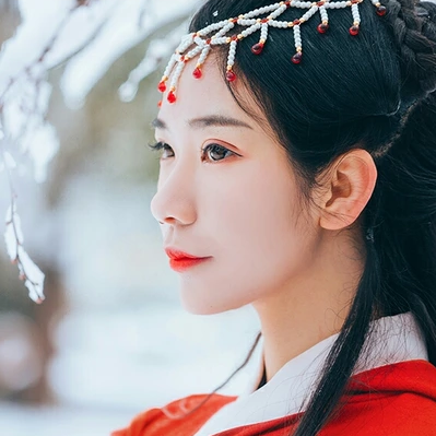 優雅紅衣白雪女生頭像，唯美古風真人頭像