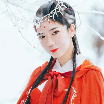 優雅紅衣白雪女生頭像，唯美古風真人頭像