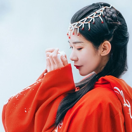 優雅紅衣白雪女生頭像，唯美古風真人頭像