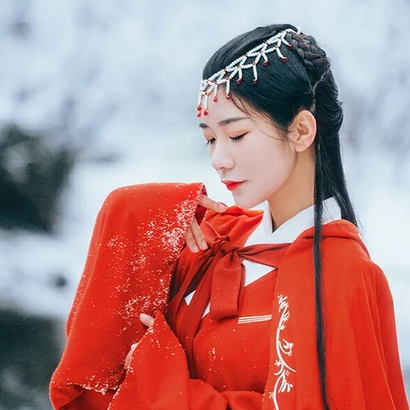 優雅紅衣白雪女生頭像，唯美古風真人頭像