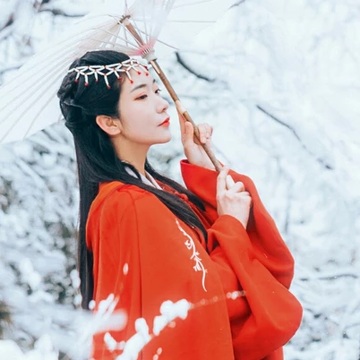 優雅紅衣白雪女生頭像，唯美古風真人頭像