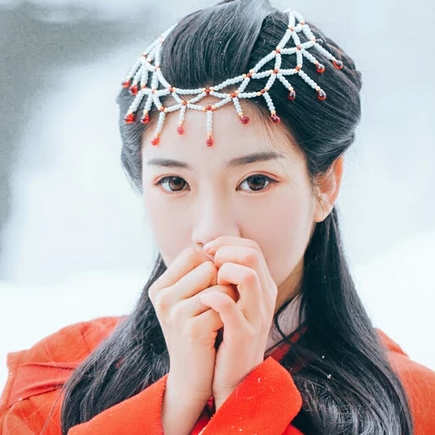 優雅紅衣白雪女生頭像，唯美古風真人頭像