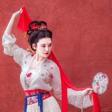 嬌艷朱紅女生頭像，唯美古風真人頭像
