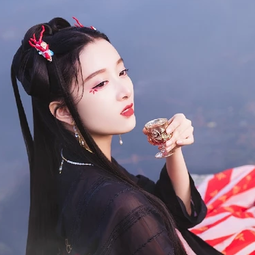 優雅喝酒女生頭像，唯美古風真人頭像