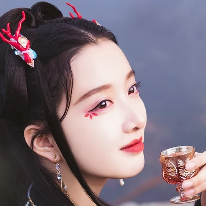 優雅喝酒女生頭像，唯美古風真人頭像