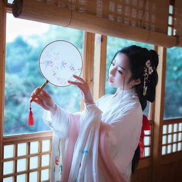 淡雅韻味帶傘女生頭像，唯美古風真人頭像