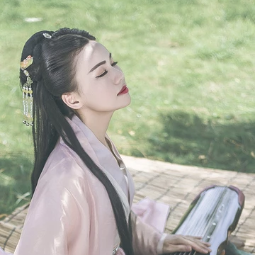文藝氣息帶團扇女生頭像，唯美古風真人頭像