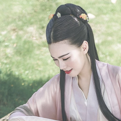 文藝氣息帶團扇女生頭像，唯美古風真人頭像