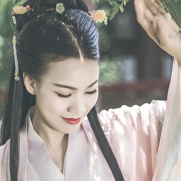 文藝氣息帶團扇女生頭像，唯美古風真人頭像