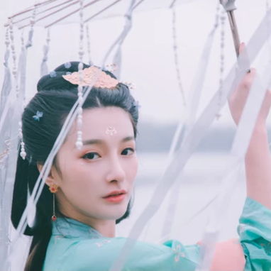 優雅持傘女生頭像，唯美古風真人頭像