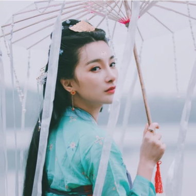 優雅持傘女生頭像，唯美古風真人頭像