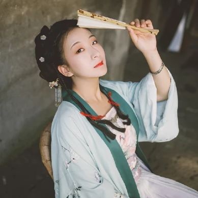 古典氣息帶傘女生頭像，唯美古風真人頭像