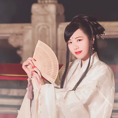 優雅提燈品酒女生頭像，唯美古風真人頭像