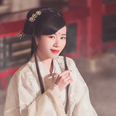 優雅提燈品酒女生頭像，唯美古風真人頭像
