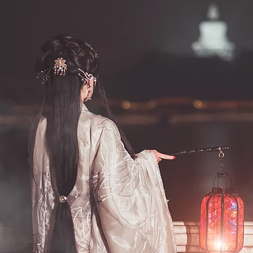 優雅提燈品酒女生頭像，唯美古風真人頭像