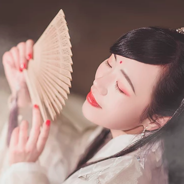 優雅提燈品酒女生頭像，唯美古風真人頭像