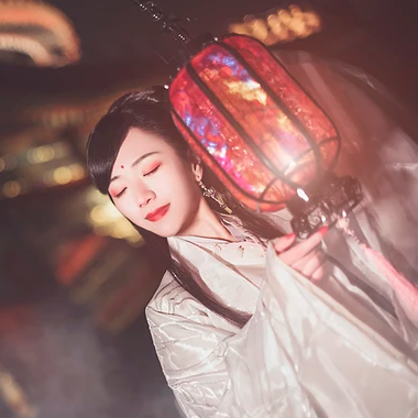 優雅提燈品酒女生頭像，唯美古風真人頭像
