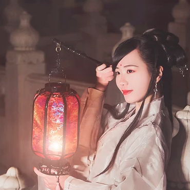 優雅提燈品酒女生頭像，唯美古風真人頭像