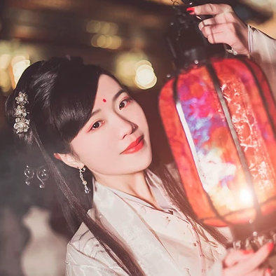 優雅提燈品酒女生頭像，唯美古風真人頭像