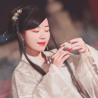 優雅提燈品酒女生頭像，唯美古風真人頭像