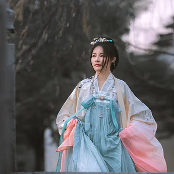 春風飄逸女生頭像，唯美古風真人頭像