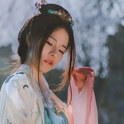 春風飄逸女生頭像，唯美古風真人頭像