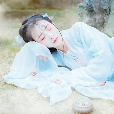 淡藍清晰帶團扇女生頭像，唯美古風真人頭像