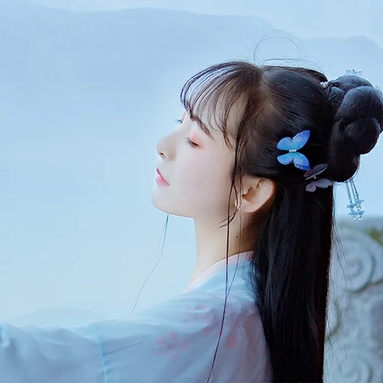 淡藍清晰帶團扇女生頭像，唯美古風真人頭像