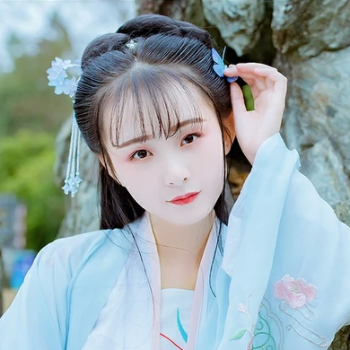 淡藍清晰帶團扇女生頭像，唯美古風真人頭像