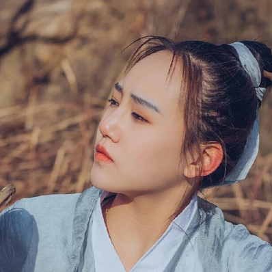 逍遙江湖帶兵器女生頭像，唯美古風真人頭像