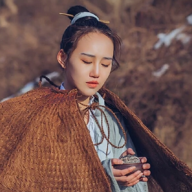 逍遙江湖帶兵器女生頭像，唯美古風真人頭像