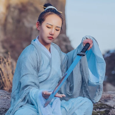 逍遙江湖帶兵器女生頭像，唯美古風真人頭像