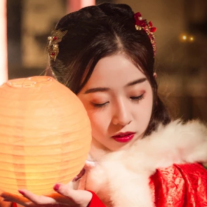 月色下放蓮花女生頭像，唯美古風真人頭像