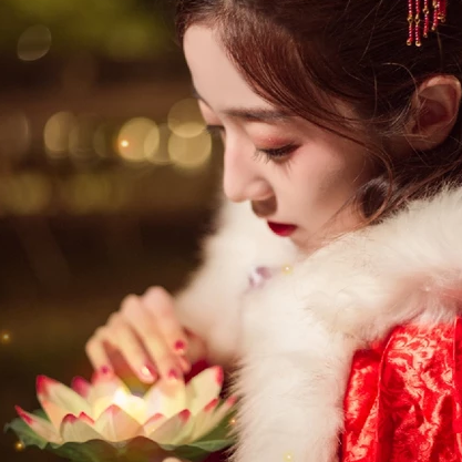 月色下放蓮花女生頭像，唯美古風真人頭像